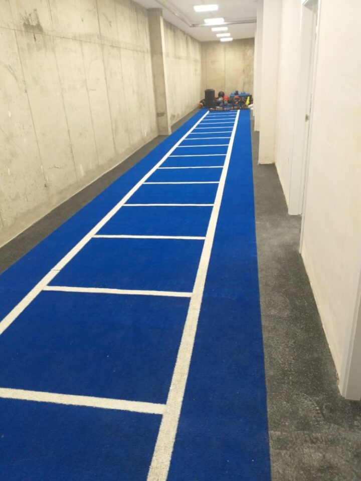 Césped artificial azul con lineas blancas para pista de arrastre
