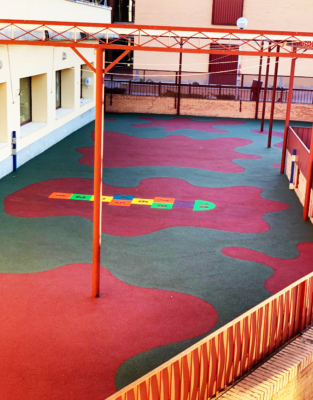 Cauchos Vikingo - Los suelos de caucho en parques infantiles garantizan la  protección en determinadas zonas y superficies evitando los riesgos de  posibles lesiones. El suelo de caucho continuo es la solución