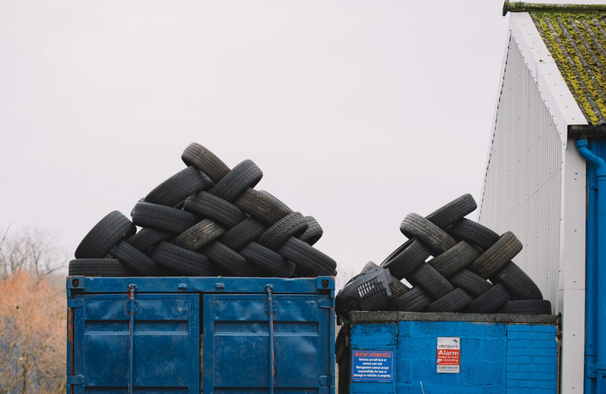 neumáticos para reciclar en losetas de caucho