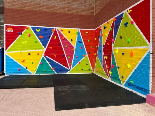 Loseta de caucho negra 100 x 100 x 4 cm en rocódromo