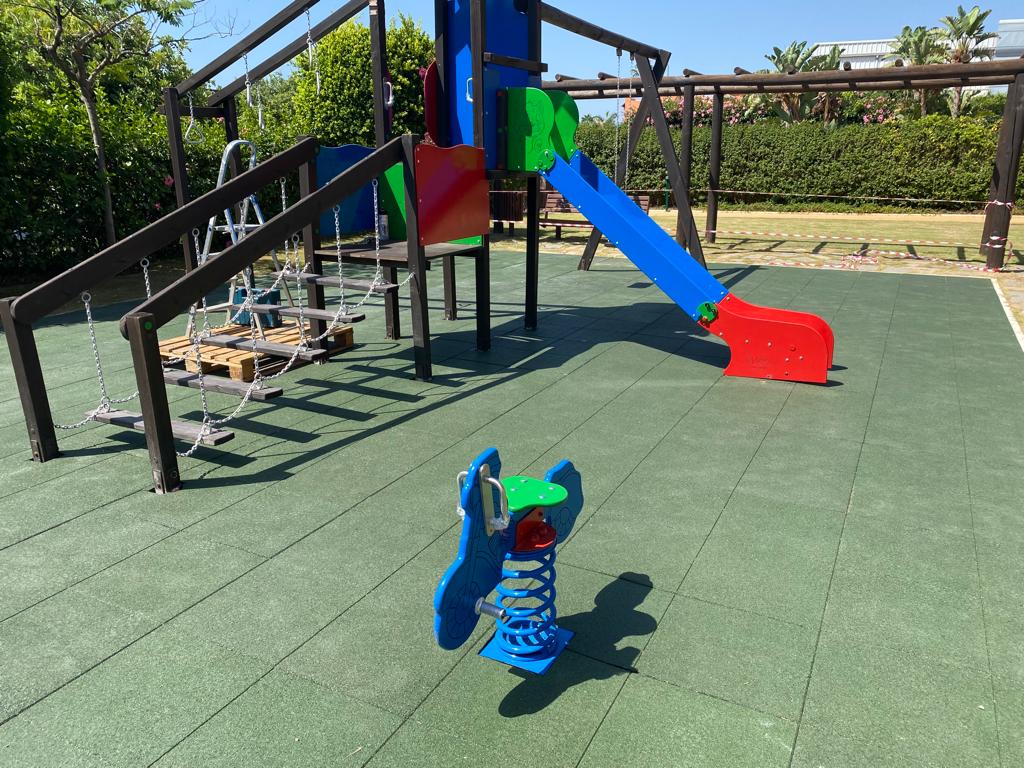 losetas de caucho 100x100x4cm parque infantil