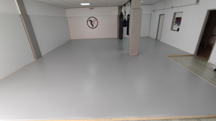 Lona de PVC termosellada para artes marciales instalada.