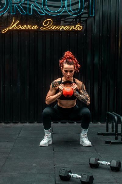Sentadillas con kettlebell o pesa rusa