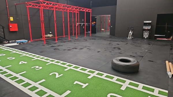 Losetas de caucho y césped metreado para gimnasio