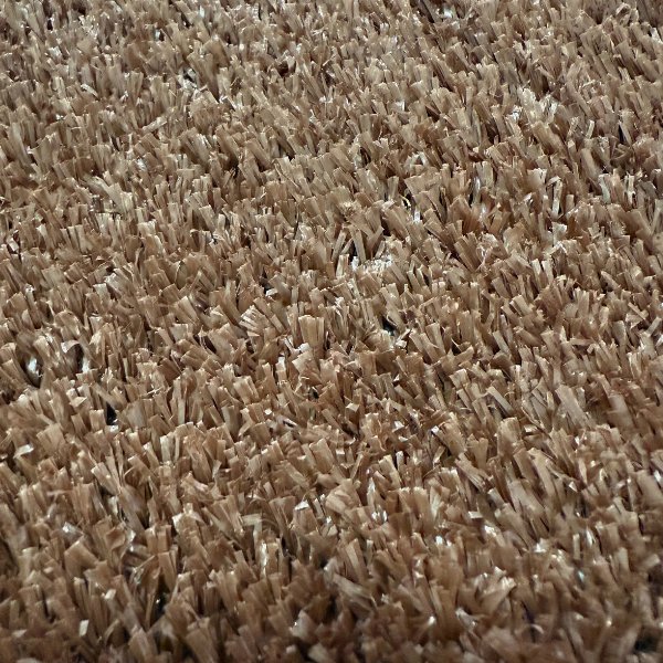 Césped artificial marrón