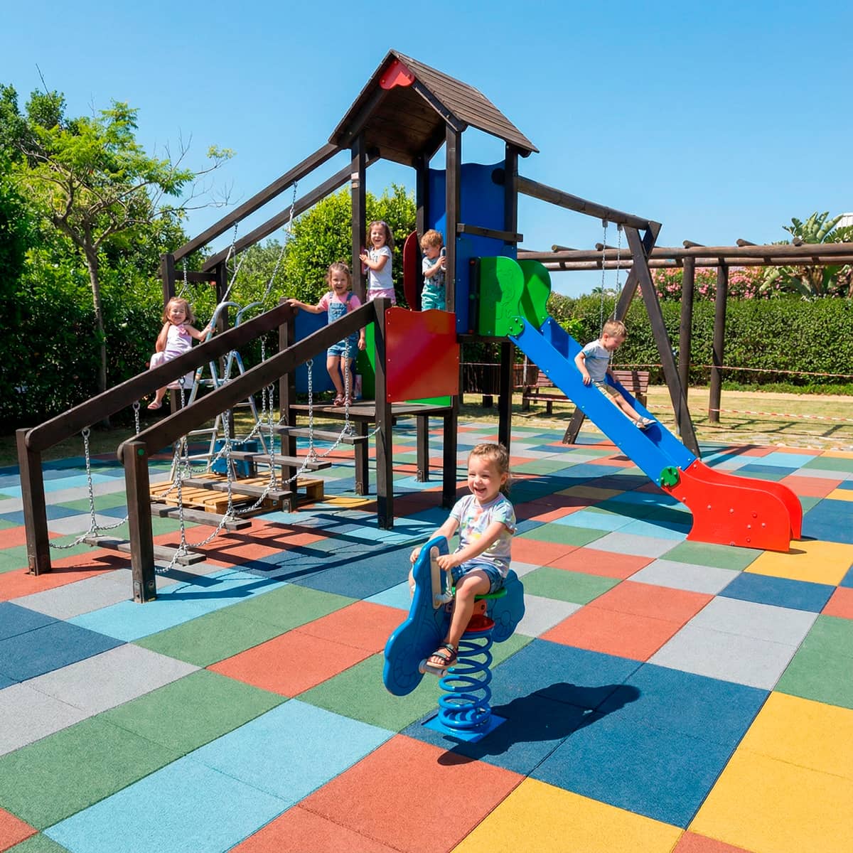 Parque infantil finalizado con pavimento continuo de EPDM multicolor instalado por Suelosport.