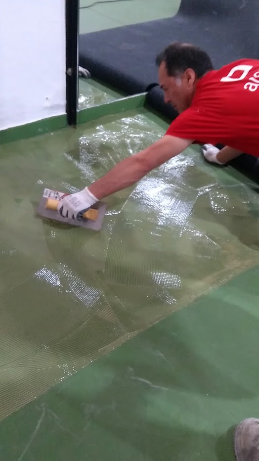 aplicación pegamento suelo caucho