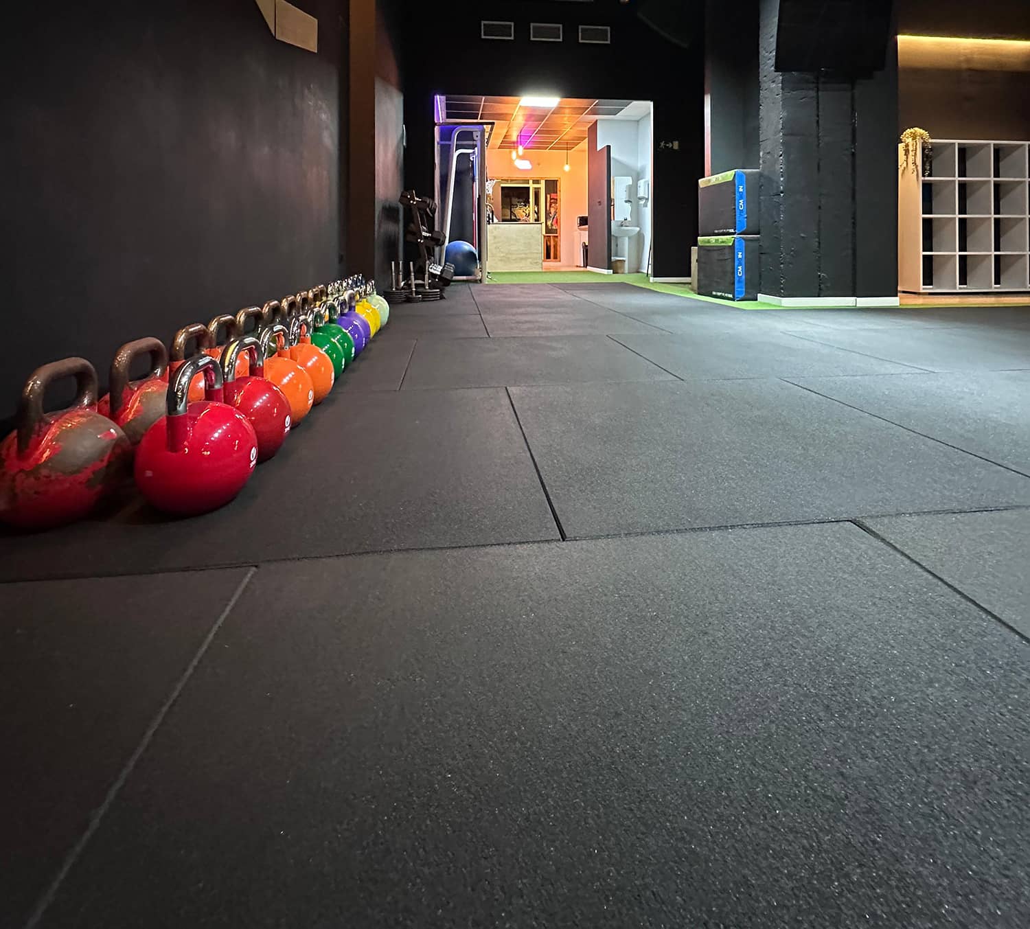 Errores al Instalar Suelo Deportivo: Guía para un Gimnasio Duradero y Seguro