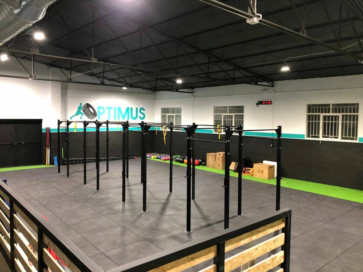 Instalación de suelo de caucho para gimnasio con losetas de alta densidad Premium Xtreme 100x100x1,5 cm en box de entrenamiento.